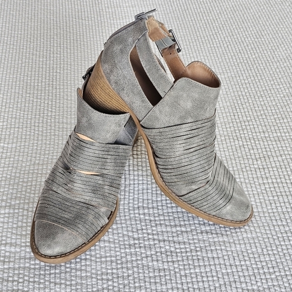 Maurices Gray ankle boots side buckle Size 8 - Picture 5 of 10